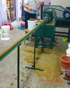 Mašina za proizvodnju briketa od biljne biomase