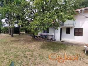 Udobna kuća u zelenilu. Banstol.