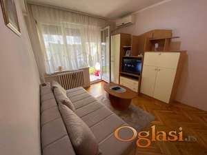 BUL.OSLOBOĐENJA - NAMEŠTENA GARSONJERA - USELJIVO ODMAH!!!