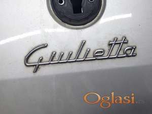 Alfa Romeo Giulietta znak na haubi