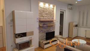 Izdaje se moderan, kompletno opremljen jednoiposoban stan u blizini Bulevara oslobođenja, površine 42m².