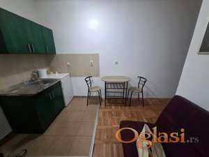 NAMEŠTENA GARSONJERA, Parking za stanare u dvorištu, Nova Detelinara