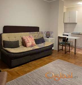 Na Novoj Detelinari izdaje se potpuno nameštena garsonjera na drugom spratu novije zgrade, dvorišno orijentisana, veoma mirna i prijatna za boravak.