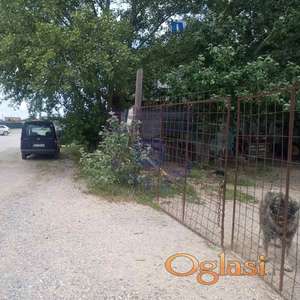 Odličan plac u ponudi, na izuzetno prometnoj lokaciji, odličan za neke građevinske delatnosti ili lagerovanje materijala.