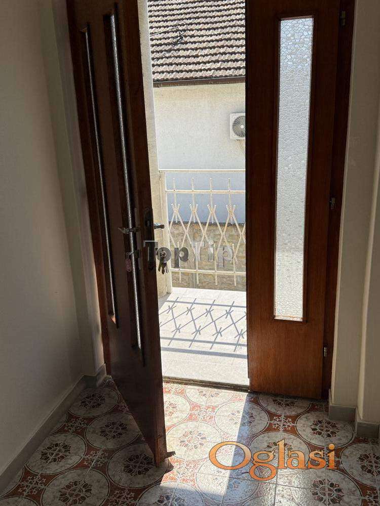 SPRATNA PORODIČNA KUĆA U MALOM RADANOVCU — fotografija
