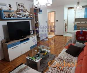 Izdaje se jednoiposoban stan u novoj zgradi na odličnoj lokaciji na Bulevaru oslobođenja.