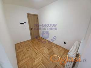 Fenomenalan uknjižen trosoban stan.