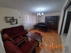 Izdaje se jedoiposoban stan u centru, prizemlje, grejanje na struju, 45m2