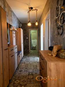 FENOMENALAN NAMEŠTEN TROSOBAN STAN NA TELEPU!