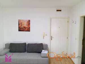 Nameštena garsonjera, Adice