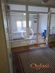 OGROMAN JEDNOSOBAN STAN NA BULEVARU CARA LAZARA