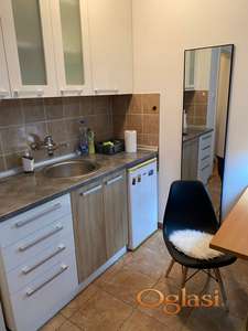 Funkcionalna garsonjera na odličnom mestu Grbavica , Gogoljeva