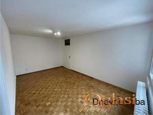 Blok 22,renoviran prazan stan,useljiv ID#18967