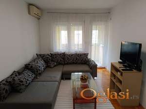 Izdaje se potpuno namešten jednoiposoban stan od 38 m² na Novoj Detelinari