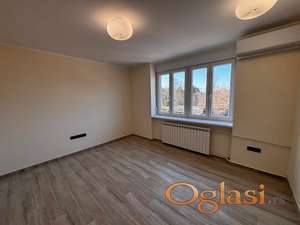 Retko u ponudi ! Sami Centar ! Pogled na Dunavski Park !