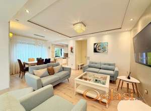 Prodaja stana Crveni krst – Renoviran dvosoban stan sa terasom, 85m², 5. sprat