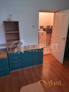 Izdaje se garsonjera u centru,kod Pravnog fakulteta!!!