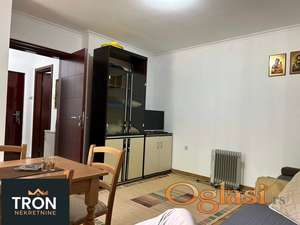 Garsonjera 300m2 od pijace 27m2Na prodaju je kompletno namestena garsonjera povrsine 27m2,smestena u prizemlju stambene zgrade,na odličnoj i veoma traženoj lokaciji u blizini pijace. Stan je funkcionalno organizovan,uredan i spreman za useljenje bez dodatnih ulaganja. Zahvaljujući odličnoj lokaciji i blizini svih važnih sadržaja,nekretnina je odličan izbor kako za sopstveno stanovanje i odmor,tako i kao investicija za izdavanje. Cena: 56.000 € Kupac ne plaća agencijsku proviziju. Oznaka na mapi pokazuje približnu lokaciju nekretnine, ali ne i tačnu adresu. Za više informacija ili da zakažete gledanje, kontaktirajte nas i rezervišite svoj termin za obilazak. 065/70 73 165(9h-16h) 📞 Kontakt telefon: 065/90 73 165(tokom celog dana)