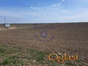 Front placa 49 metara. Do samog placa je asfaltni prilaz!