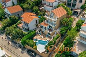 Kuća s bazenom na Luštici — 50 metara od mora