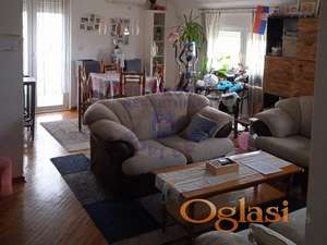 Trosoban stan u Sremskoj Kamenici u mirnom delu