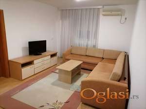 NAMEŠTEN DVOSOBAN STAN KOD DALTON ZGRADE U  AVGUSTA CESARACA ULICI 380 EVRA