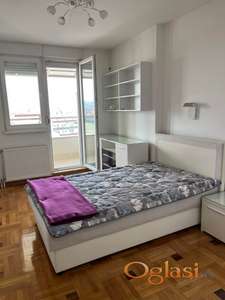 LUX NAMEŠTEN ČETVOROSOBAN STAN NA BULEVARU PATRIJARHA PAVLA 1000 EVRA