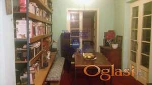 Kuća u centru Krčedina. Uz kuću i pomoćni objekti.