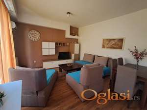 Dvorišna kuća na sprat sa pripadajućim dvorištem i parkingom