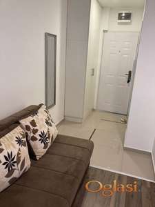 Izdajem komplet namestenu garsonjeru u centru