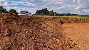 Lep plac sa asfaltnim prilazom !