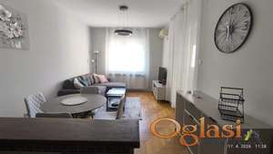 KOMPLETNO NAMEŠTEN DVOSOBAN STAN U NEPOSREDNOJ BLIZINI BULEVARA OSLOBOĐENJA&nbsp; I FUTOŠKE PIJACE 