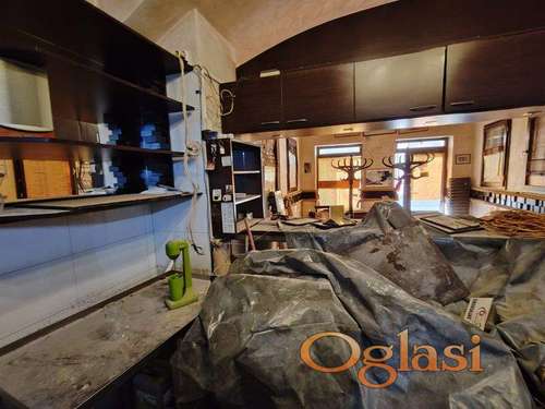 Restoran sa desetak soba ( hotel ) u strogom centru Novog Sada.
