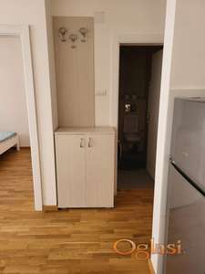 Iznajmite prelep stan u novoj zgradi u centru grada