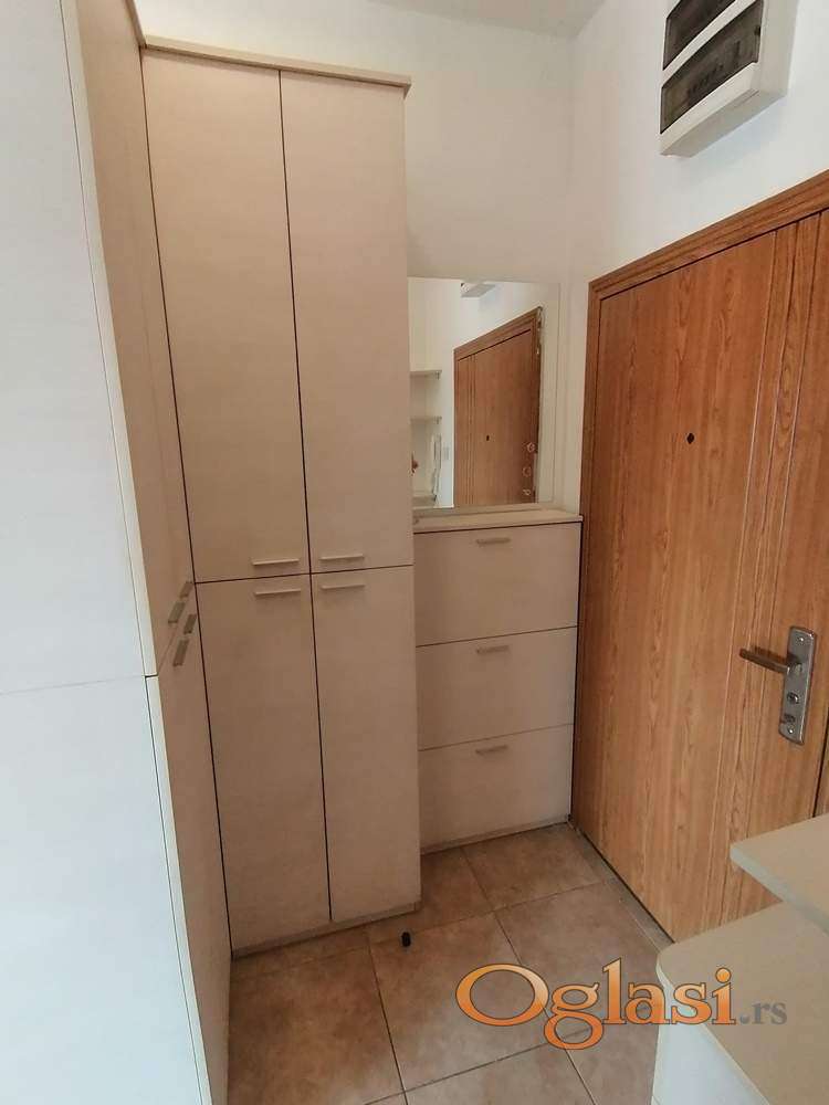 Nameštena novija veća garsonjera 31m2 - Bulevar Evrope — fotografija