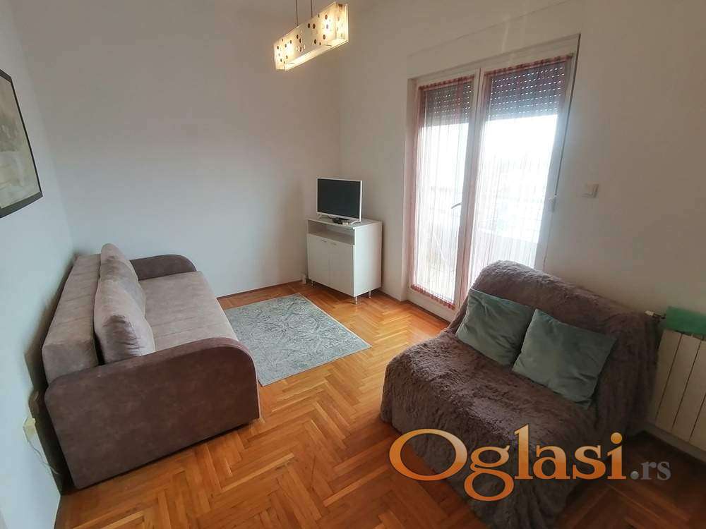 Nameštena novija veća garsonjera 31m2 - Bulevar Evrope — fotografija