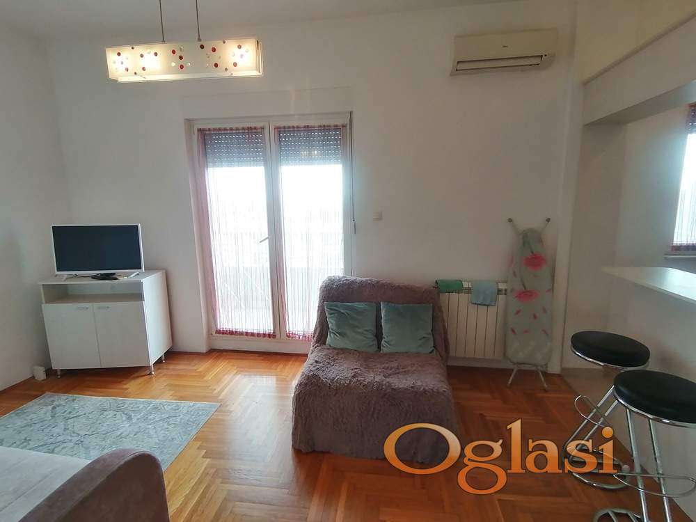 Nameštena novija veća garsonjera 31m2 - Bulevar Evrope — fotografija