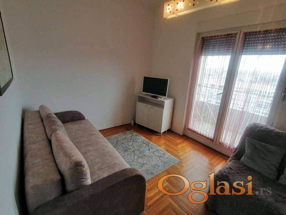 Nameštena novija veća garsonjera 31m2 - Bulevar Evrope — fotografija