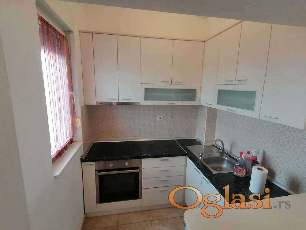 Nameštena novija veća garsonjera 31m2 - Bulevar Evrope — fotografija