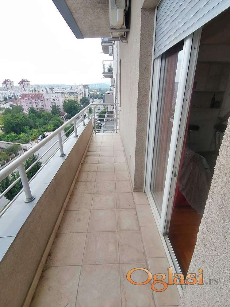 Nameštena novija veća garsonjera 31m2 - Bulevar Evrope — fotografija