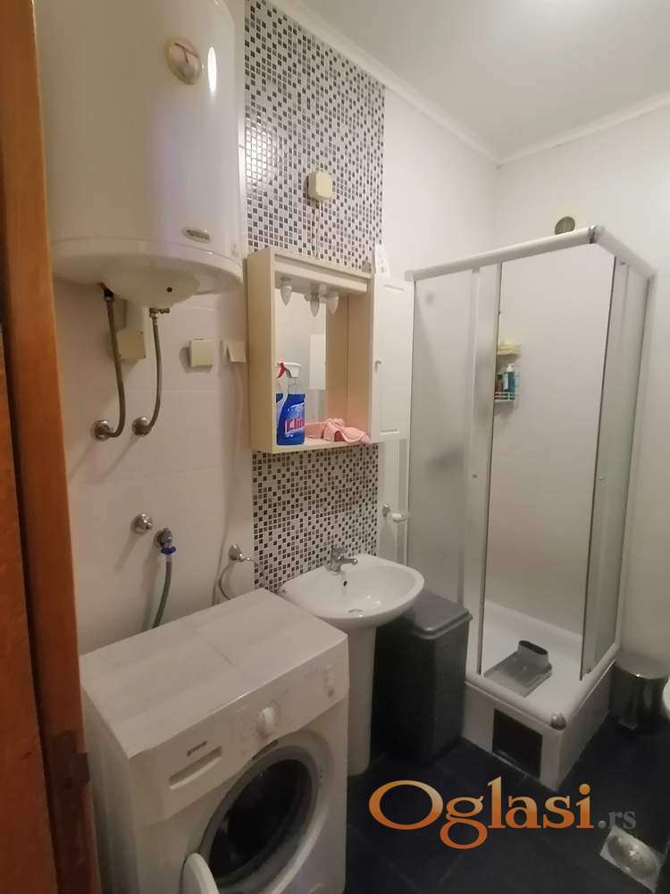 Nameštena novija veća garsonjera 31m2 - Bulevar Evrope — fotografija