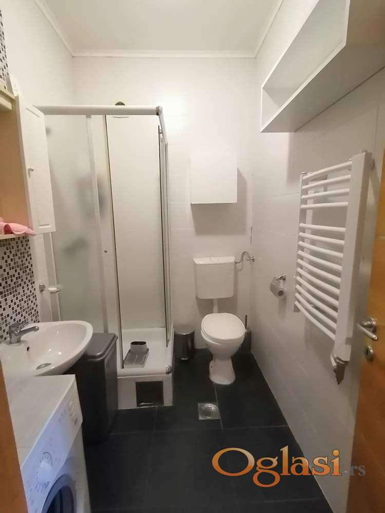 Nameštena novija veća garsonjera 31m2 - Bulevar Evrope — fotografija