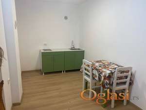 Izdajemo delimicno namesten dvorišni stan