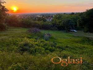 Plac u Sremskoj Kamenici sa prelepim pogledom na grad!