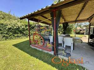 Vikendica na lepom placu na Adicama!