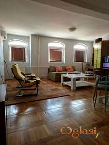 KOMFORAN, NAMEŠTEN JEDNOIPOSOBAN STAN, STROGI CENTAR