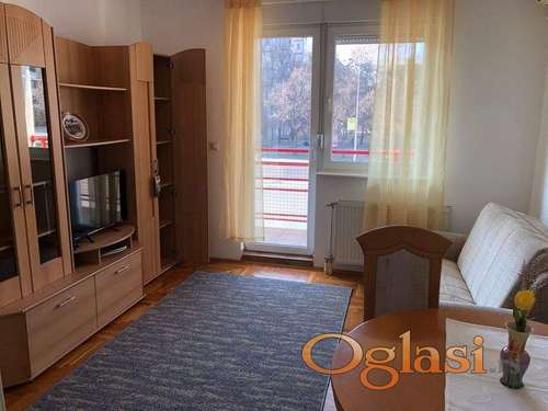 Odličan namešten jednoiposoban stan kod Sajama.