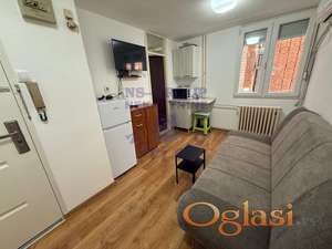 Izdaje se funkcionalna i svetla garsonjera na odličnoj lokaciji na Novo Naselje.