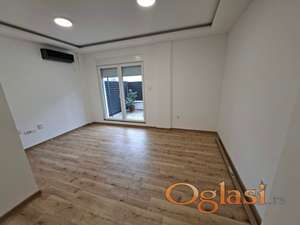 Garsonjera sa sopstvenim zagrađenim dvorištem!