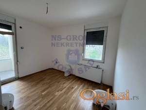 Na prodaju prostran i svetao četvorosoban stan od 89 m2